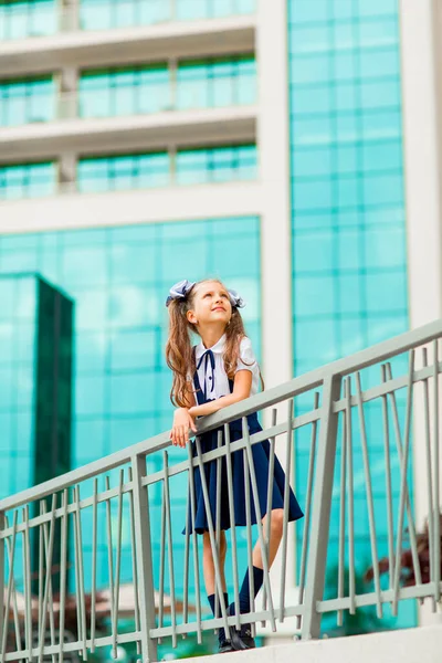 Een Schoolmeisje Een Blauw Schooluniform Met Twee Paardenstaarten Staat Tegen — Stockfoto