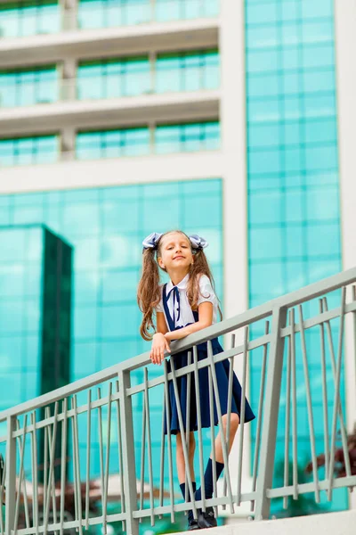 Uma Estudante Uniforme Escolar Azul Com Dois Rabos Cavalo Está — Fotografia de Stock