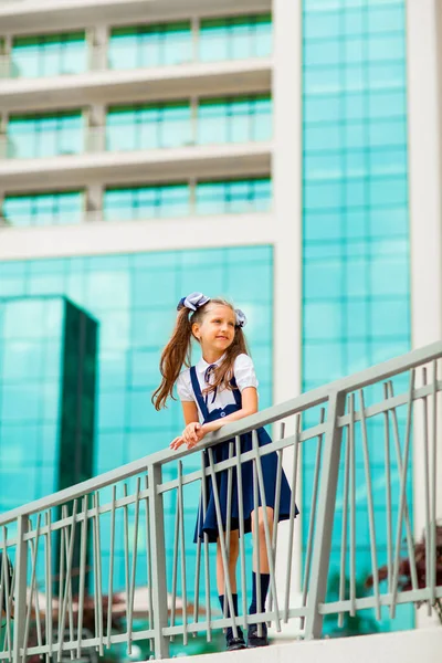 Una Colegiala Con Uniforme Escolar Azul Con Dos Colas Caballo — Foto de Stock