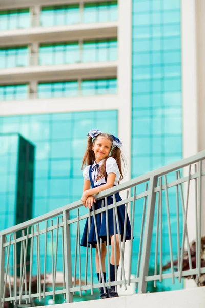 Ein Schulmädchen Blauer Schuluniform Mit Zwei Pferdeschwänzen Steht Vor Dem — Stockfoto