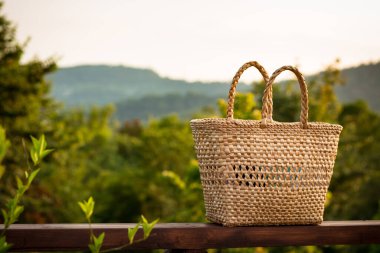 Çevre dostu malzemeden yapılmış saman torbası, doğanın ve dağların arka planında yatıyor.