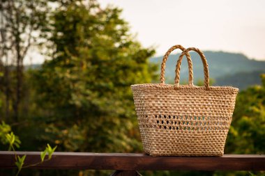 Çevre dostu malzemeden yapılmış saman torbası, doğanın ve dağların arka planında yatıyor.