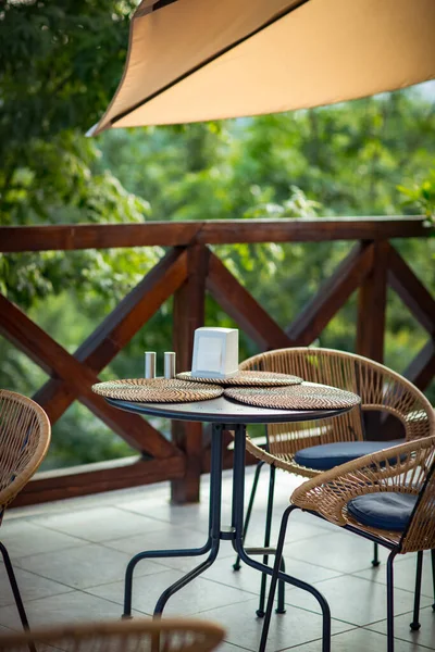 Interior Una Cafetería Verano Muebles Ratán Estilo Ecológico Rústico — Foto de Stock