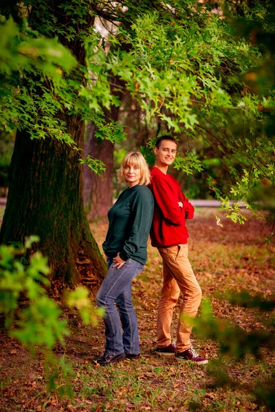 Belle Femme Blonde Âge Moyen Avec Fils Adolescent Marchant Dans — Photo