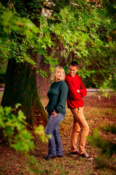 Belle Femme Blonde Âge Moyen Avec Fils Adolescent Marchant Dans — Photo