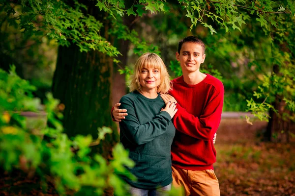 Gyönyörű Szőke Középkorú Egy Tinédzser Fiúval Sétál Parkban Egy Gyönyörű — Stock Fotó