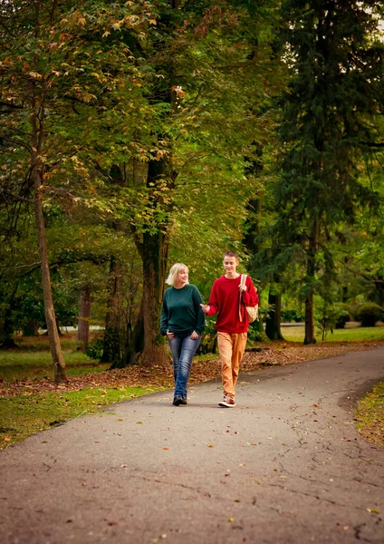 Belle Femme Blonde Âge Moyen Avec Fils Adolescent Marchant Dans — Photo