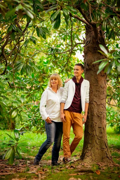 Vacker Kvinna Blond Medelålders Med Tonårig Son Som Går Parken — Stockfoto