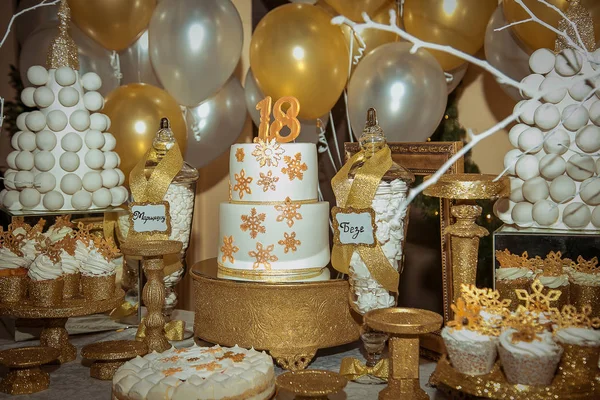 Barre A Bonbons Doree Avec Gros Gateau Et Gateaux Ballons Gonflables Anniversaire 18 Ans Creme Glacee Delicieux Gateau Stock Photo