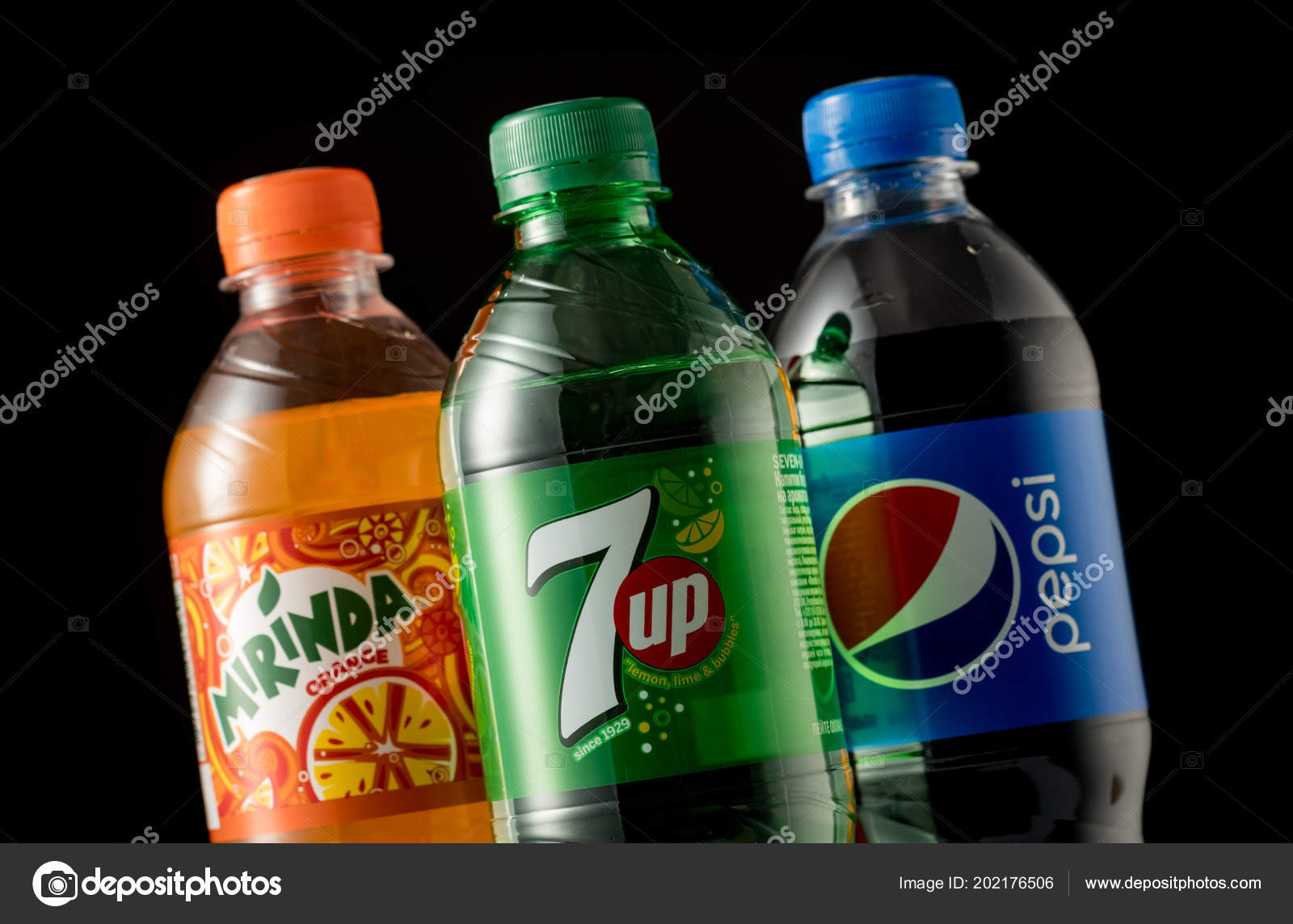 ミンスク ベラルーシ 2018 ペプシのプラスチック ボトル ミリンダ の黒の背景に分離されました これらの炭酸飲料を生産し ペプシコ社製 —  ストック編集用写真©fotoatelie#202176506, image size:1600x1144