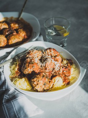 Lezzetli ev yapımı köfte, domates soslu. Tonlu görüntü.