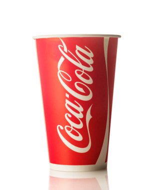 Minsk, Beyaz Rusya-Nisan 19, 2018: Kağıt bardak Coca-Cola. Coca-Cola gazlı alkolsüz içecek mağazalar, restoranlar ve satış makineleri dünya çapında satılan olduğunu.