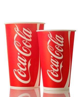 Minsk, Beyaz Rusya-Nisan 19, 2018: Kağıt bardak Coca-Cola. Coca-Cola gazlı alkolsüz içecek mağazalar, restoranlar ve satış makineleri dünya çapında satılan olduğunu.