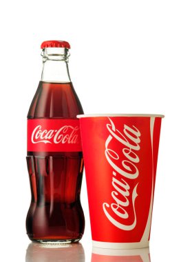 Minsk, Beyaz Rusya-Nisan 18, 2018: Kağıt bardak Coca Cola ile Coca Cola klasik şişe. Coca-Cola gazlı alkolsüz içecek mağazalar, restoranlar ve satış makineleri dünya çapında satılan olduğunu.
