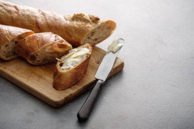 Baget somun ve dilimleri bıçak ve tereyağı ile