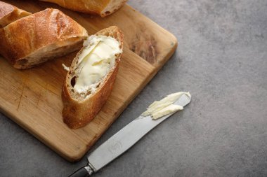 Baget somun ve dilimleri bıçak ve tereyağı ile