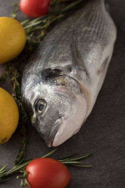 Limon, kekik, kiraz ve biberiye ile taze çiğ Dorado 