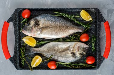 Limon, kekik, kiraz ve biberiye ile taze çiğ Dorado 