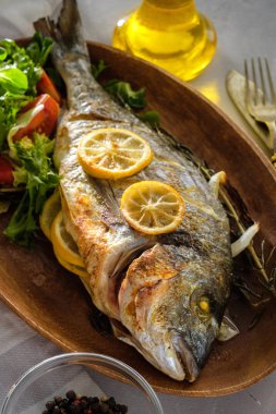 Limon, kekik, biberiye ve taze salata Izgara Dorado