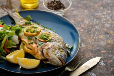 Limon, kekik, biberiye ve taze salata Izgara Dorado