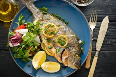 Limon, kekik, biberiye ve taze salata Izgara Dorado