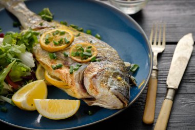 Limon, kekik, biberiye ve taze salata Izgara Dorado