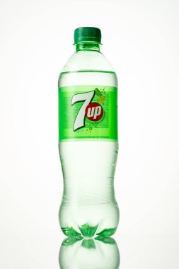 Minsk, Beyaz Rusya, Nisan, 5, 2018: Şişe, 7 kadar meşrubat beyaz izole Soda. 7 kadar limon kireç aromalı kafeinli 1929 yılında tanıtılan ilk içecek markasıdır..