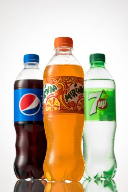 Minsk, Beyaz Rusya, 5 Nisan 2018: Pepsi plastik şişeler, Mirinda ve beyaz arka plan üzerinde izole 7up. Bu gazlı alkolsüz içecek üretilen ve Pepsico tarafından üretilen.
