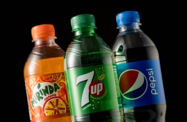Minsk, Beyaz Rusya, 5 Nisan 2018: Pepsi plastik şişeler, Mirinda ve siyah arka plan üzerine izole 7up. Bu gazlı alkolsüz içecek üretilen ve Pepsico tarafından üretilen.