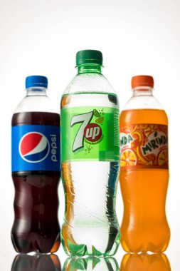 Minsk, Beyaz Rusya, 5 Nisan 2018: Pepsi plastik şişeler, Mirinda ve beyaz arka plan üzerinde izole 7up. Bu gazlı alkolsüz içecek üretilen ve Pepsico tarafından üretilen.