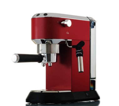 Beyaz zemin üzerine kırmızı espresso makinesi. İzole