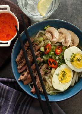 Asya ramen çorba, et, yumurta, frenk soğanı, kase mantar. Üstten görünüm.