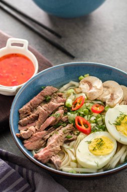 Asya ramen çorba, et, yumurta, frenk soğanı, kase mantar