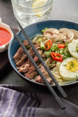 Asya ramen çorba, et, yumurta, frenk soğanı, kase mantar