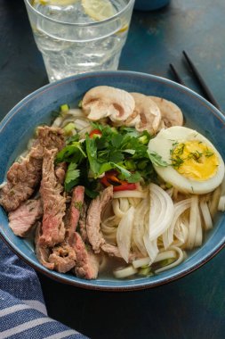 Asya ramen çorba, et, yumurta, frenk soğanı, kase mantar