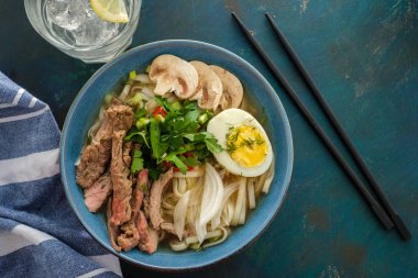 Asya ramen çorba, et, yumurta, frenk soğanı, kase mantar