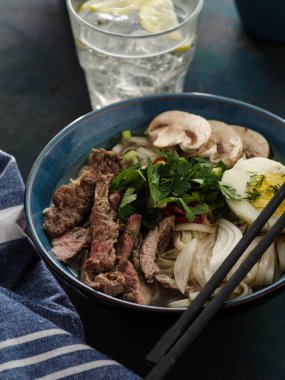 Asya ramen çorba, et, yumurta, frenk soğanı, kase mantar