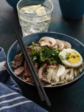 Asya ramen çorba, et, yumurta, frenk soğanı, kase mantar