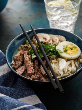 Asya ramen çorba, et, yumurta, frenk soğanı, kase mantar