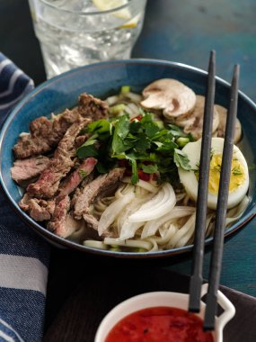 Asya ramen çorba, et, yumurta, frenk soğanı, kase mantar