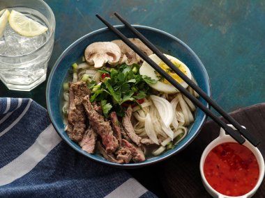 Asya ramen çorba, et, yumurta, frenk soğanı, kase mantar