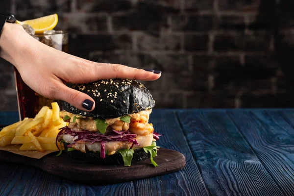 Czarny Burger Ryb Krewetek Fishburger Krewetkami Kobiece Strony Prasy Burger — Zdjęcie stockowe