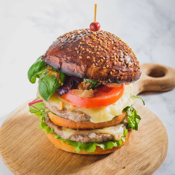 Grote Sappige Hamburger Met Twee Schnitzels — Stockfoto