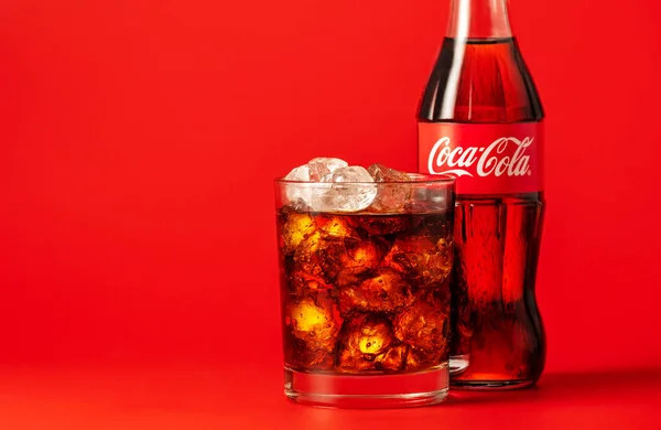 민스크 벨로루시 2018 클래식 코카콜라와 얼음과 배경에 코카콜라 코카콜라 회사에 — 스톡 사진