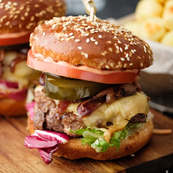 Nærbillede Hjemmelavet Lækker Saftig Burger Med Oksekød Ost Tomat Karamelliseret - Stock-foto