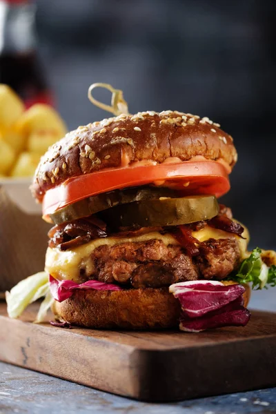 Zelfgemaakte Heerlijke Sappige Hamburger Met Rundvlees Kaas Tomaat Gekarameliseerde Aardappel — Stockfoto