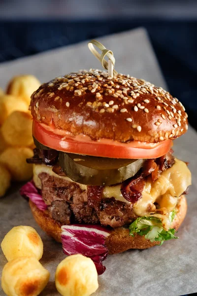 Zelfgemaakte Heerlijke Sappige Hamburger Met Rundvlees Kaas Tomaat Gekarameliseerde Aardappel — Stockfoto