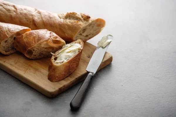 Baget somun ve dilimleri bıçak ve tereyağı ile