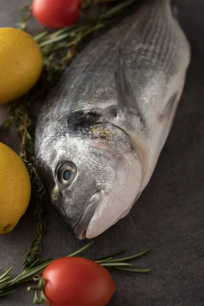 Limon, kekik, kiraz ve biberiye ile taze çiğ Dorado 
