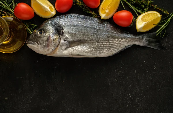 Świeże Surowe Dorado Cytryny Tymianek Wiśni Rozmaryn Tło — Zdjęcie stockowe